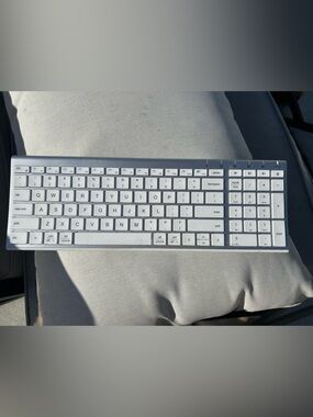 Slim Wireless White Aluminum Keyboard
